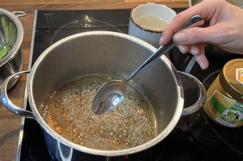 Sud aus Zitronensaft, Zucker und Wasser wird gekocht