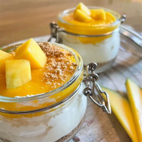 Suji Ka Halwa Dessert im Glas mit Mango Topping