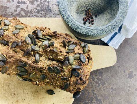 Superfood-Cracker auf Backpapier mit Kürbiskernen