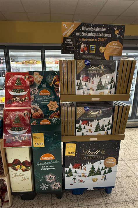 Supermarkt-Regal mit Adventskalendern
