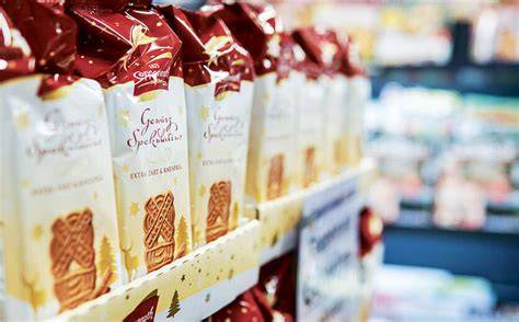 Supermarktregal mit Lebkuchen und Weihnachtsgebäck