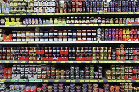 Supermarktregal mit Marmeladen und Konfitüren nach den neuen Regeln 2026