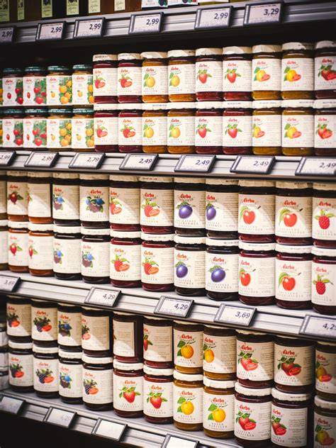 Supermarktregal mit Marmeladengläsern