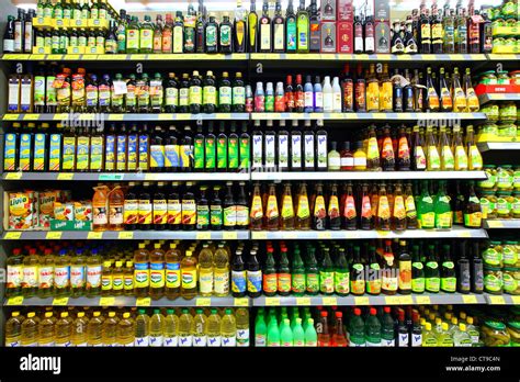 Supermarktregal mit verschiedenen Sprühsahne-Sorten