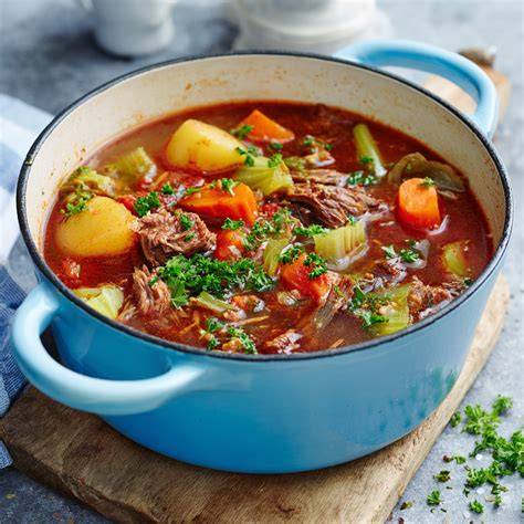 Suppentopf mit Gemüse und Huhn