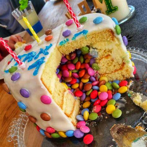 Surprise Inside Cake mit Smarties - Anschnitt