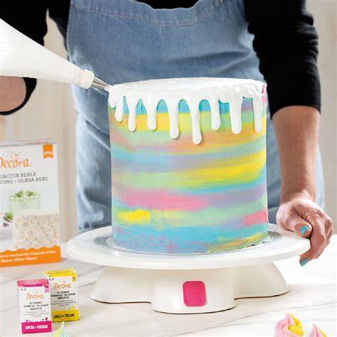 Sushi-Torte auf einer Tortenplatte, verschiedene Schichten sichtbar