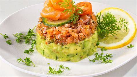 Sushi-Waffel mit Avocado, Lachs und Sriracha-Mayo