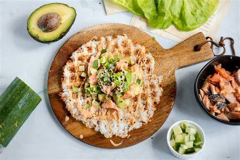Sushi-Waffeln mit verschiedenen Toppings: Lachs, veganer Thunfisch und Gurke
