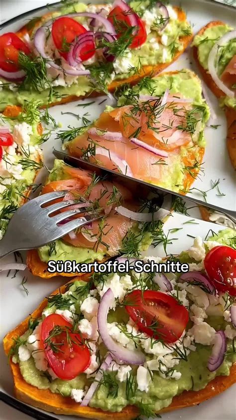 Sushireis, Avocado-Scheiben und Räucherlachs als Topping-Zutaten
