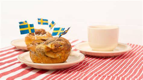 Swedish Fika Culture mit Mandeltorte und Kaffee