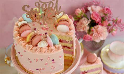 Sweet 16 Torte mit pastellfarbener Dekoration und Zahlen-Topper