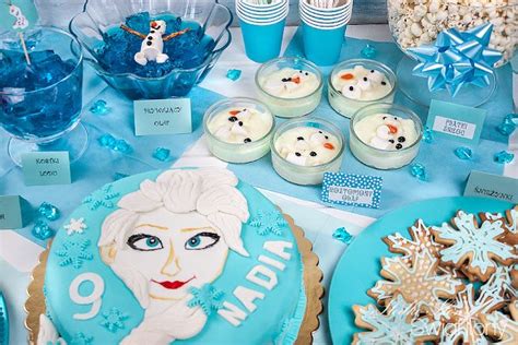 Sweet Table im Frozen-Stil mit Schneeflocken-Keksen, Cupcakes und Olaf-Figur