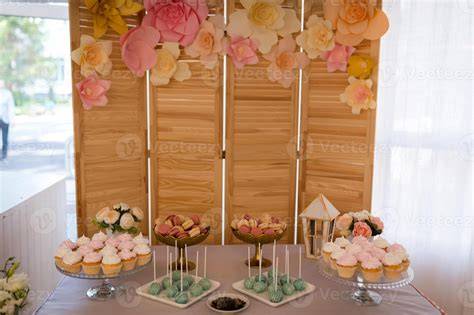 Sweet Table mit Cupcakes, Cake Pops und Macarons
