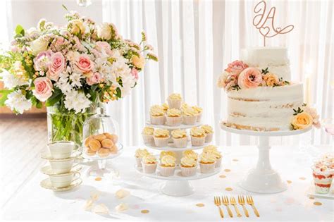 Sweet Table mit Hochzeitstorte und Pralinen