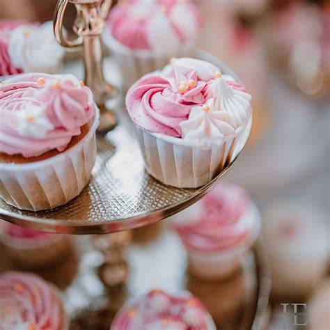 Sweet Table mit Mini‑Törtchen und Cupcakes