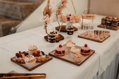 Sweet Table mit Torten, Cupcakes und anderem Gebäck