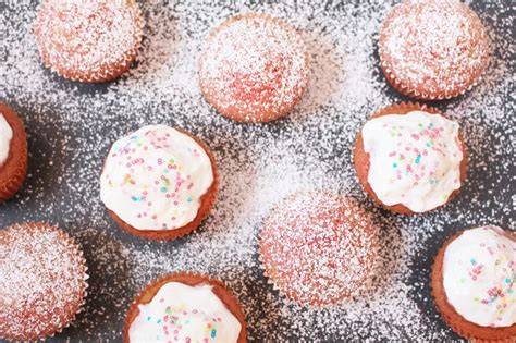 Swirled Muffins mit bunten Zuckerperlen und Joghurt-Topping