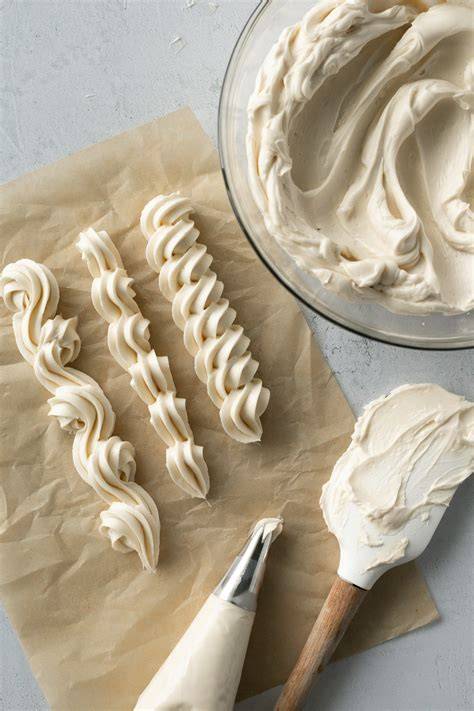 Swiss Meringue Buttercream (SMBC) auf einem Tortenboden