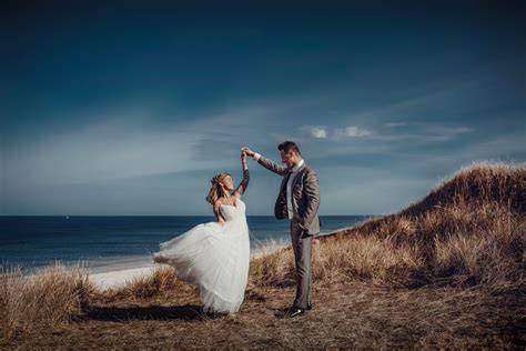 Sylt Hochzeit: Symbolische Szene von Annika im weißen Brautkleid