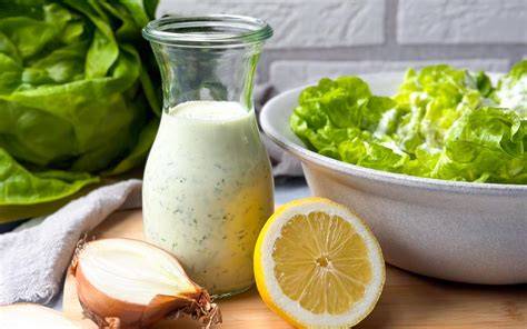 Sylter Dressing in einer Schüssel mit frischem Dill