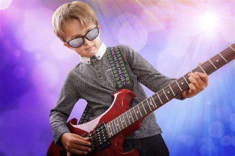 Symbolbild: Junge spielt Gitarre auf der Bühne