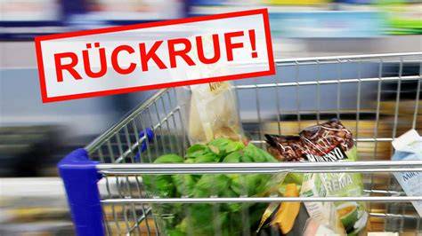 Symbolbild: Rückruf von Lebensmitteln im Supermarktregal