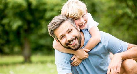 Symbolbild: Vater und Sohn, angespannte Beziehung