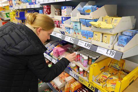 Symbolbild: Verbraucher informieren sich im Supermarkt über Füllmengen