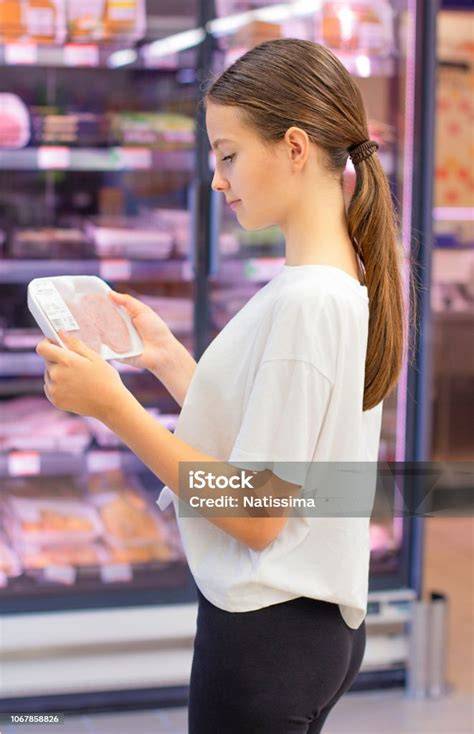 Symbolfoto: Analyse von Zutaten und Produktinformationen im Supermarkt