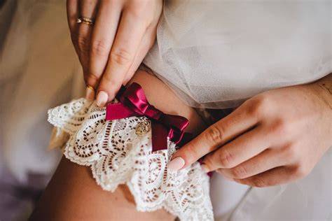 Symbolik des Strumpfbandes bei Hochzeiten