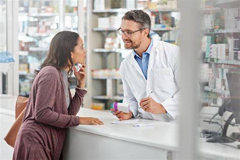 Symbolisches Bild: Arzt und Apotheker beraten Patienten zur sicheren Einnahme von Hustensaft