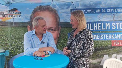 Szene des Festes mit Britta beim Backschinken-Servieren