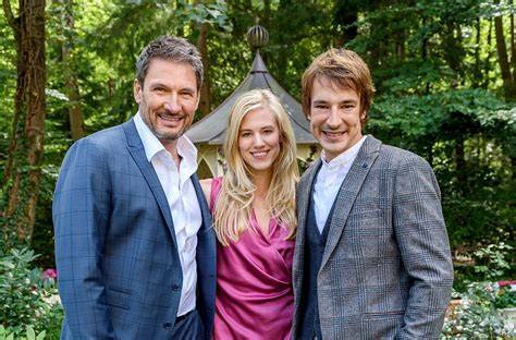 Szenenfoto am Set - Karyn von Ostholt mit Co-Stars