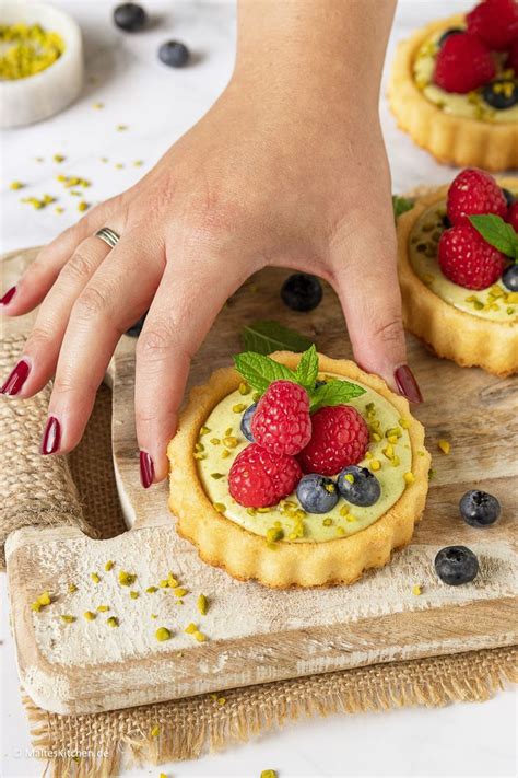 Törtchen mit Limettenzeste und Pistazien dekoriert