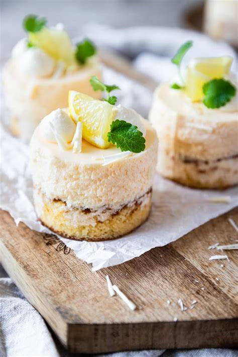 Törtchen mit Mangoglasur und Passionsfruchtkernen