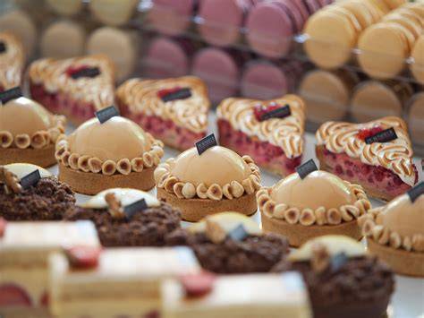 Törtchen und Macarons aus der Vitrine