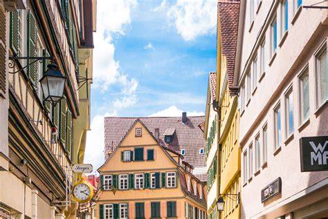 Tübinger Altstadt Gassen mit Schaufenstern und weihnachtlicher Dekoration