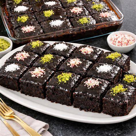 Türkische Dessertauslage: Islak Kek, Supangle und Brownies auf einem Tisch
