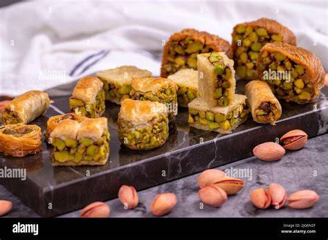 Türkische Desserts mit Pistazien - bunte Auswahl auf Tablett