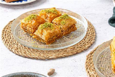 Türkische Festtafel mit Torten, Baklava und Kadayif