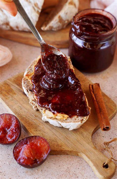Türkische Rosenmarmelade in sirupartiger Konsistenz, Löffel auf Brot