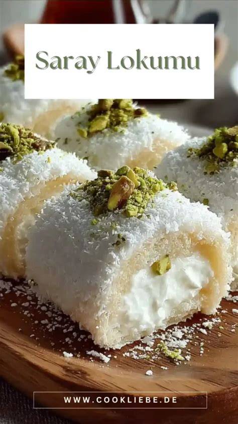 Türkische Saray Lokumu, Pudding als Teig auf Kokosflocken, mit Sahne gefüllt und aufgerollt