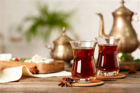 Türkischer Tee und Pistaziendesserts gemeinsam serviert