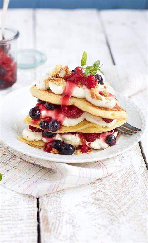 Türmchen aus fluffigen Pfannkuchen mit Beeren