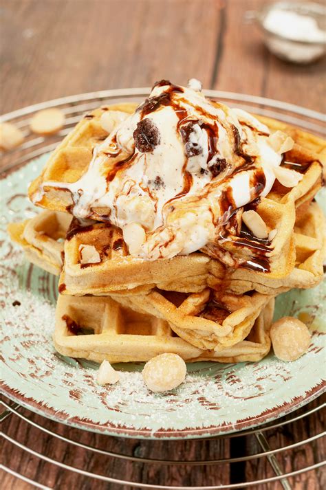 Tabellarische Übersicht: Zutaten und Schritte für Waffeln und Topping
