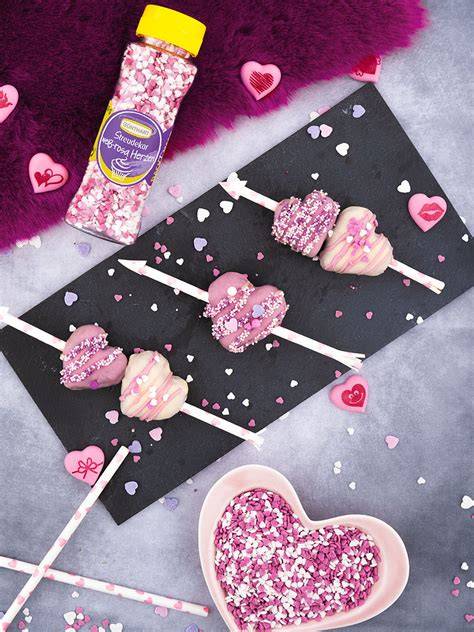 Tableau mit Cake Pops und Schokoherzen