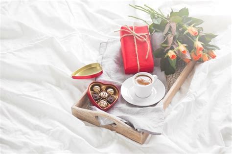 Tablett mit Mini-Muffins, Pralinen und Schichtdesserts