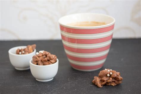 Tablett mit frisch gemachten Erdnuss Schoko Crossies und Tassen Kaffee