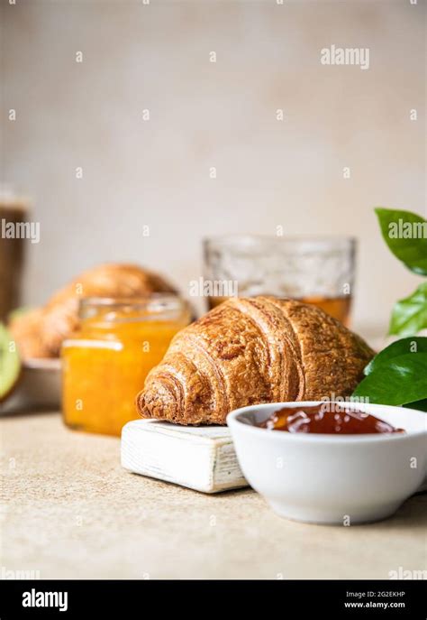 Tablett mit frischen, veganen Croissants, Marmelade, Kaffee und veganem Aufstrich